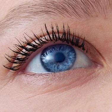 Die Wirkung der Wonder Perfect 5D Mascara für aufgefächert wirkende Wimpern.