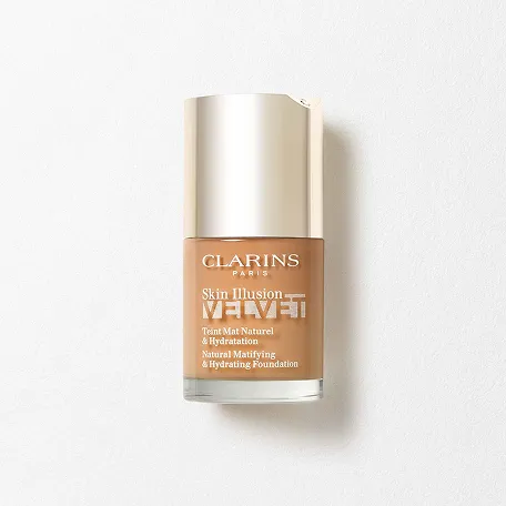 Packshot von Skin Illusion Velvet Foundation, die ein aufbaubares, natürlich-mattes Finish bietet