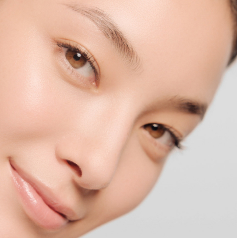 Nahaufnahme eines asiatischen Modells mit schönem Glow auf der Haut
