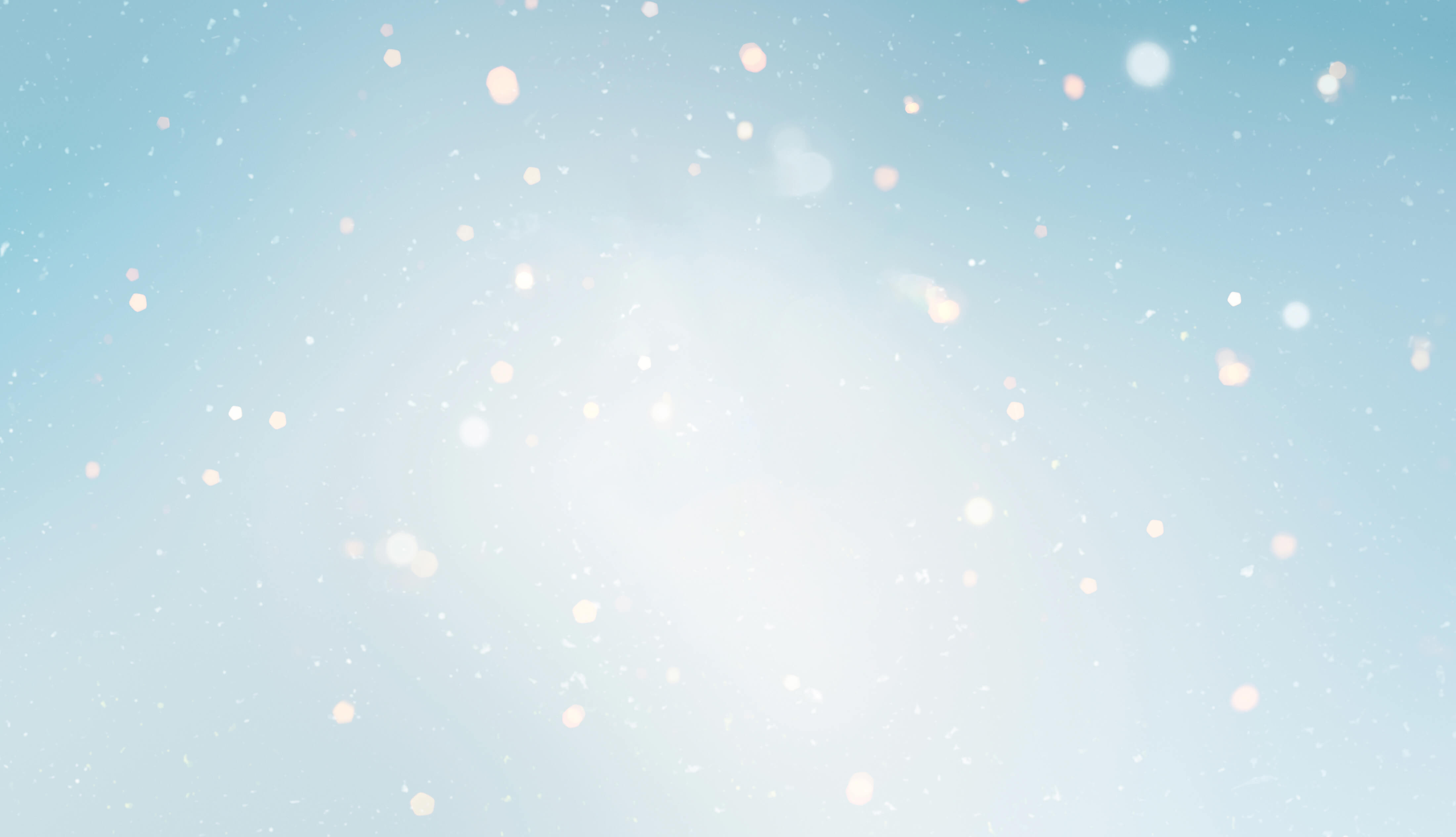 Ausschnitt Weihnachtsvideo 2025, in dem ein Skifahrer einen mit Clarins Produkten geschmückten Weihnachtsbaum hinunterfährt.