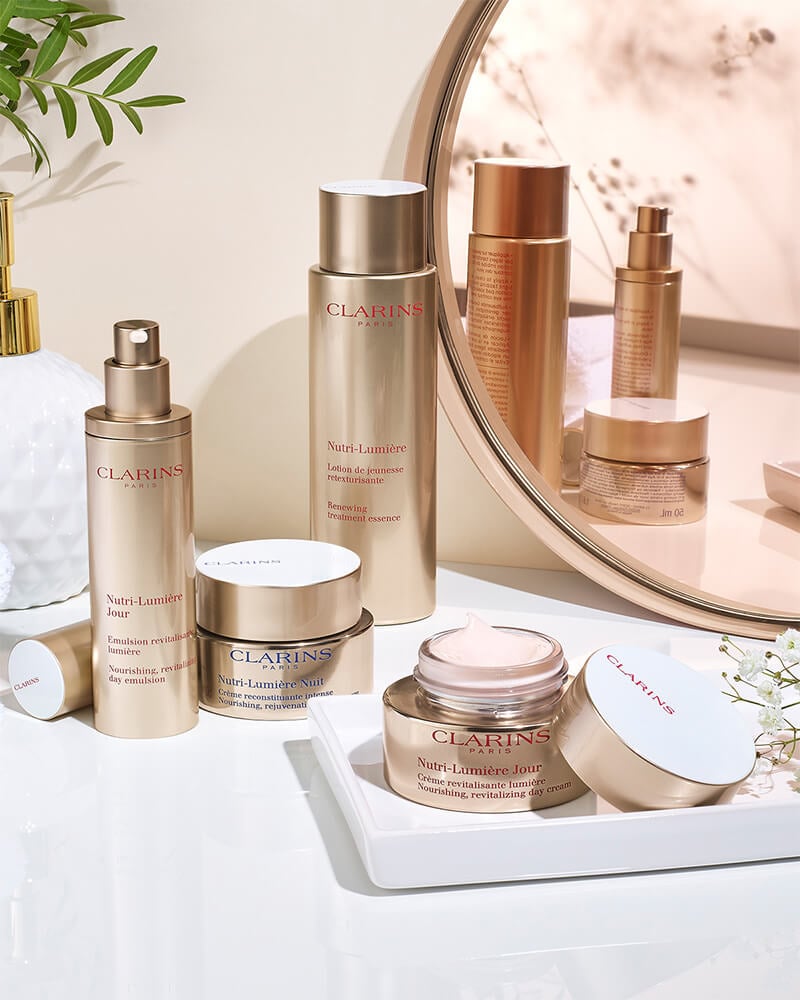 Welche Clarins Innovation verleiht reifer Haut neue Leuchtkraft?