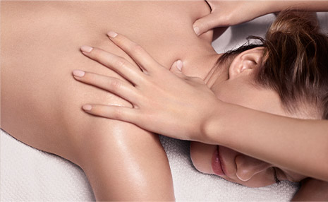 Clarins Kosmetikbehandlungen - Model während der Massage