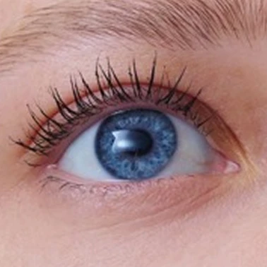 Die Wirkung von Supra Lift & Curl auf die Wimpern für gelifted wirkende Wimpern.