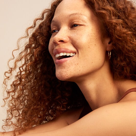 Model mit Double Serum auf der Haut
