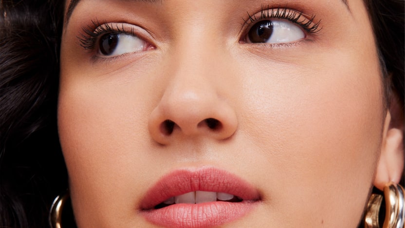 Model mit vollst&auml;ndigem Makeup von Clarins